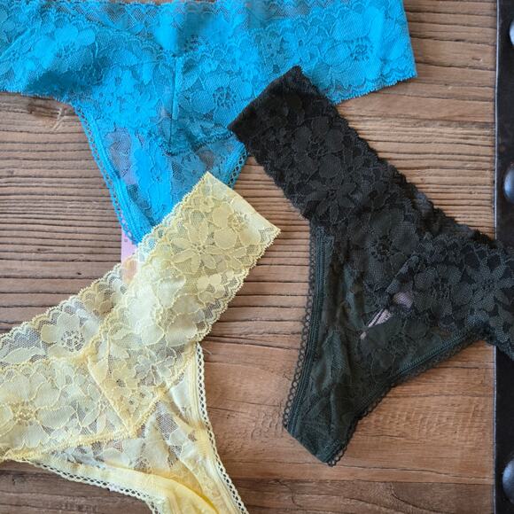 Victoria's Secret Lace Thong Bundle Sz S New 3 pieces - Picture 3 of 5